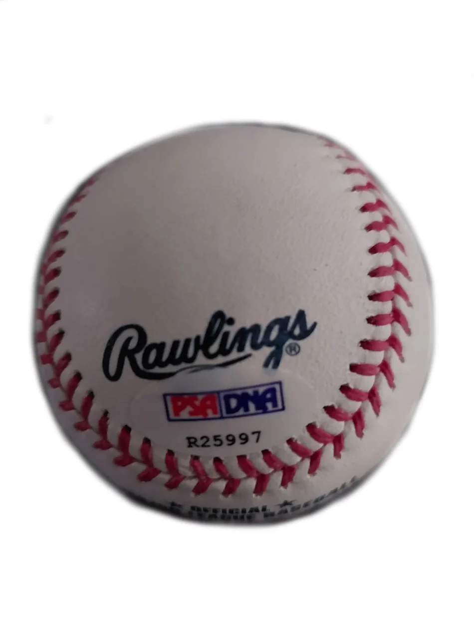 Holen Sie sich einen signierten Rawlings Baseball von Aaron Nola! Dieses authentische Sammlerstück ist ein Muss für Baseball-Fans und Sammler. Aaron Nola, einer der herausragendsten Pitcher der heutigen Zeit, hat sich als Schlüsselfigur in der Major League Baseball etabliert. Ergattern Sie noch heute diesen signierten Baseball und holen Sie sich ein Stück Baseballgeschichte nach Hause!