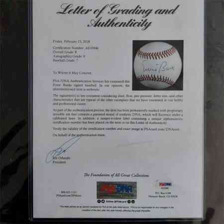 Ernie Banks Signierter Baseball mit Display Case