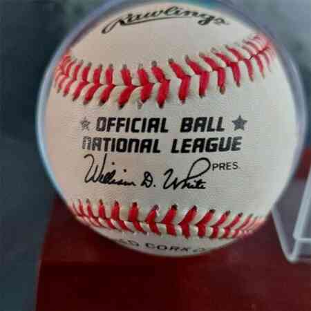 Ernie Banks Signierter Baseball mit Display Case