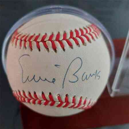 Ernie Banks Signierter Baseball mit Display Case